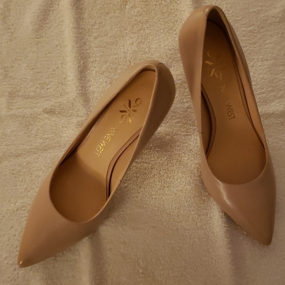 Women's classic heels- size 6.5m